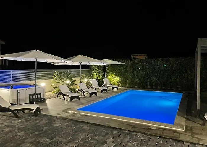 Luxury Harbor Villa *